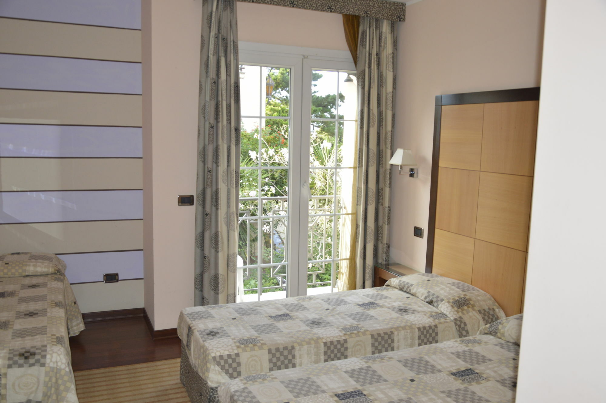 Regent Beach Hotel & Apartments เรจโจ ดี คาลาเบีย ภายนอก รูปภาพ